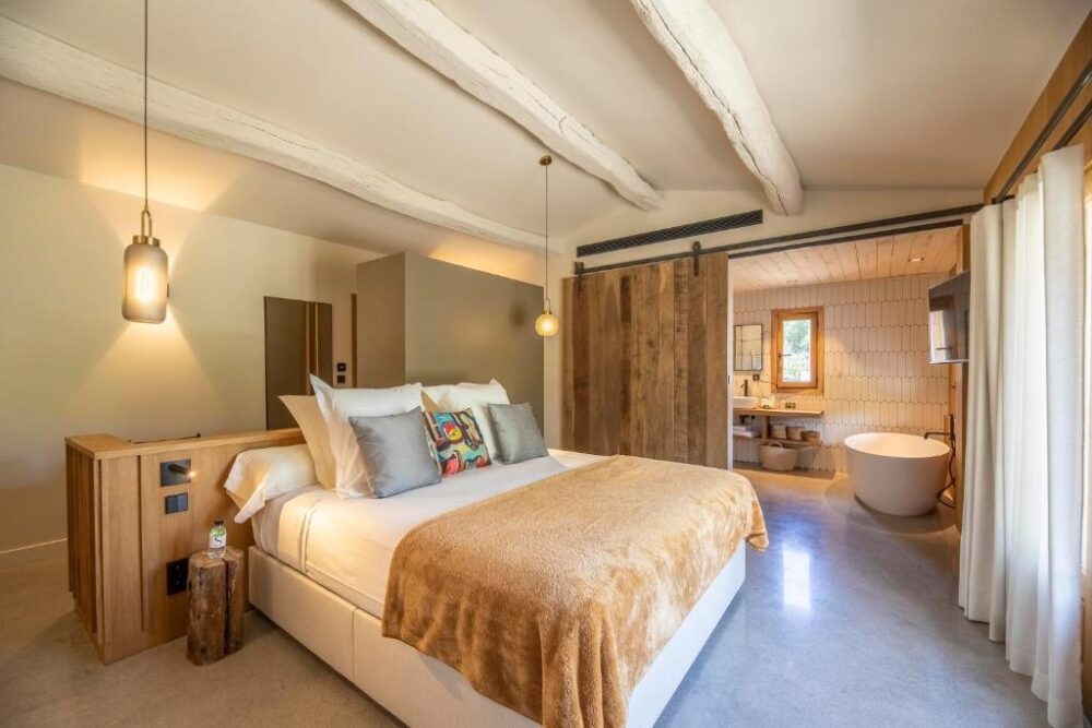 Chambre lumineuse avec baignoire et bois naturel