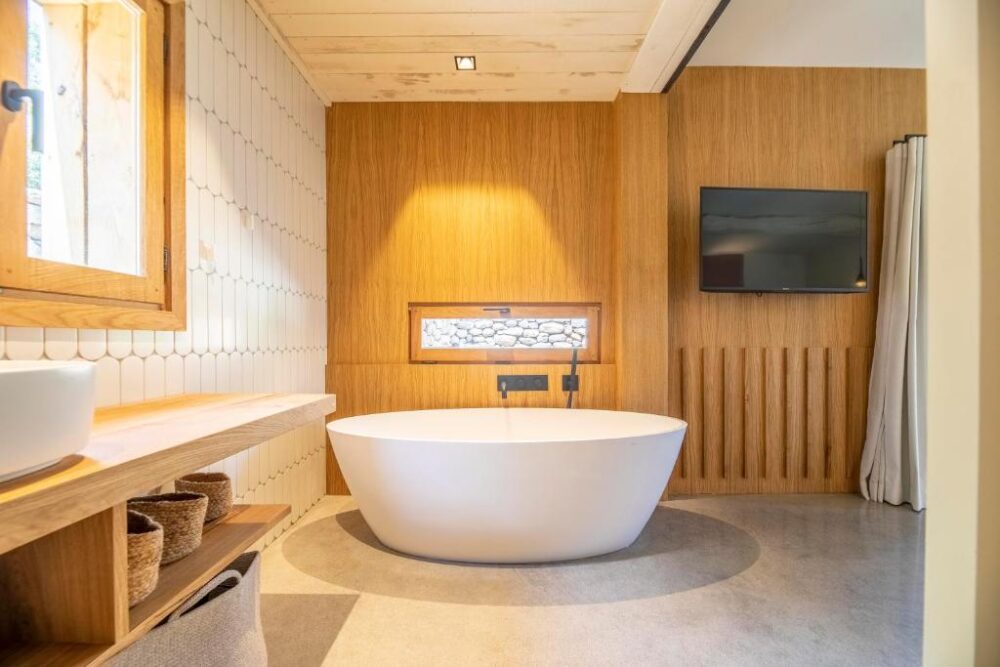 Salle de bain moderne avec baignoire ovale.