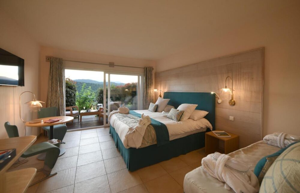Chambre d'hôtel moderne avec balcon et vue montagne