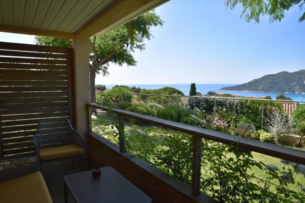 Terrasse donnant sur jardin et vue mer.