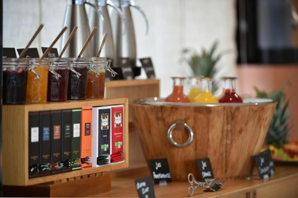 Buffet avec confitures, thés et jus.