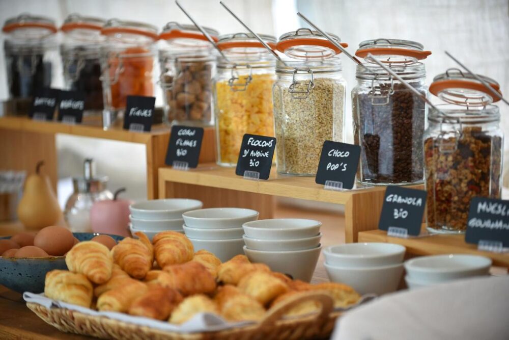 Buffet petit-déjeuner avec viennoiseries et céréales bio