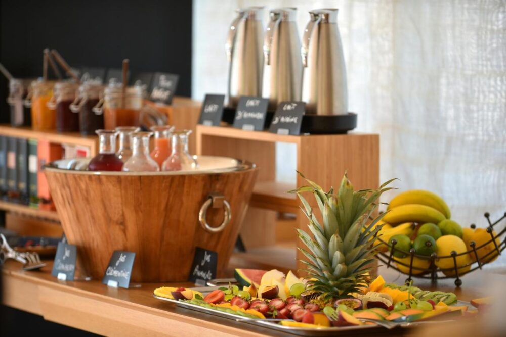Buffet de fruits et jus variés.