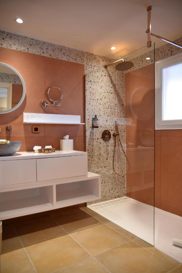 Salle de bain moderne avec douche italienne.