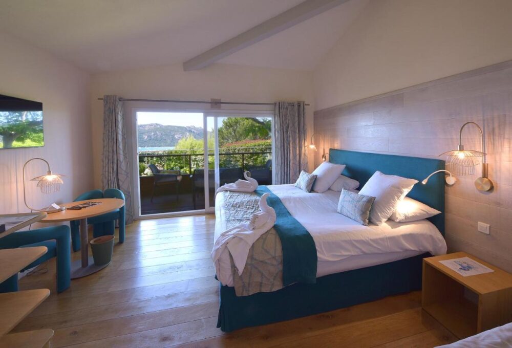 Chambre d'hôtel spacieuse avec vue sur montagne.