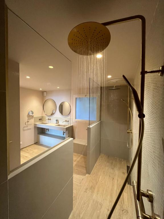 Salle de bain moderne avec douche italienne.