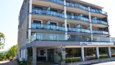 Hôtel moderne avec balcons et trois étoiles.