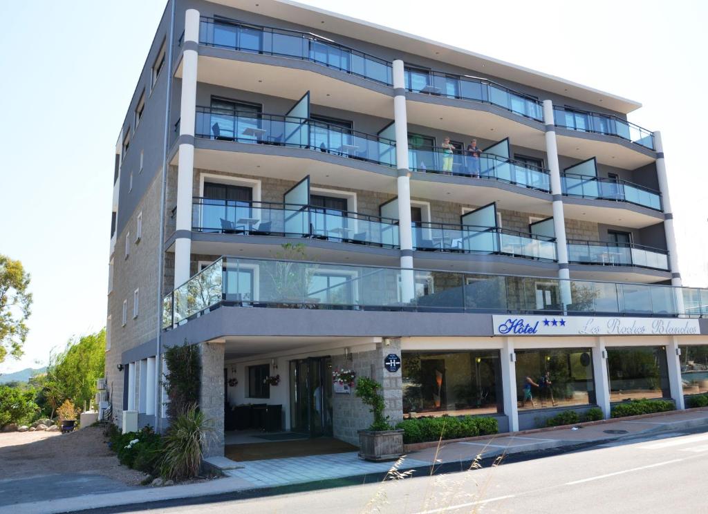 Hôtel moderne avec balcons et trois étoiles.