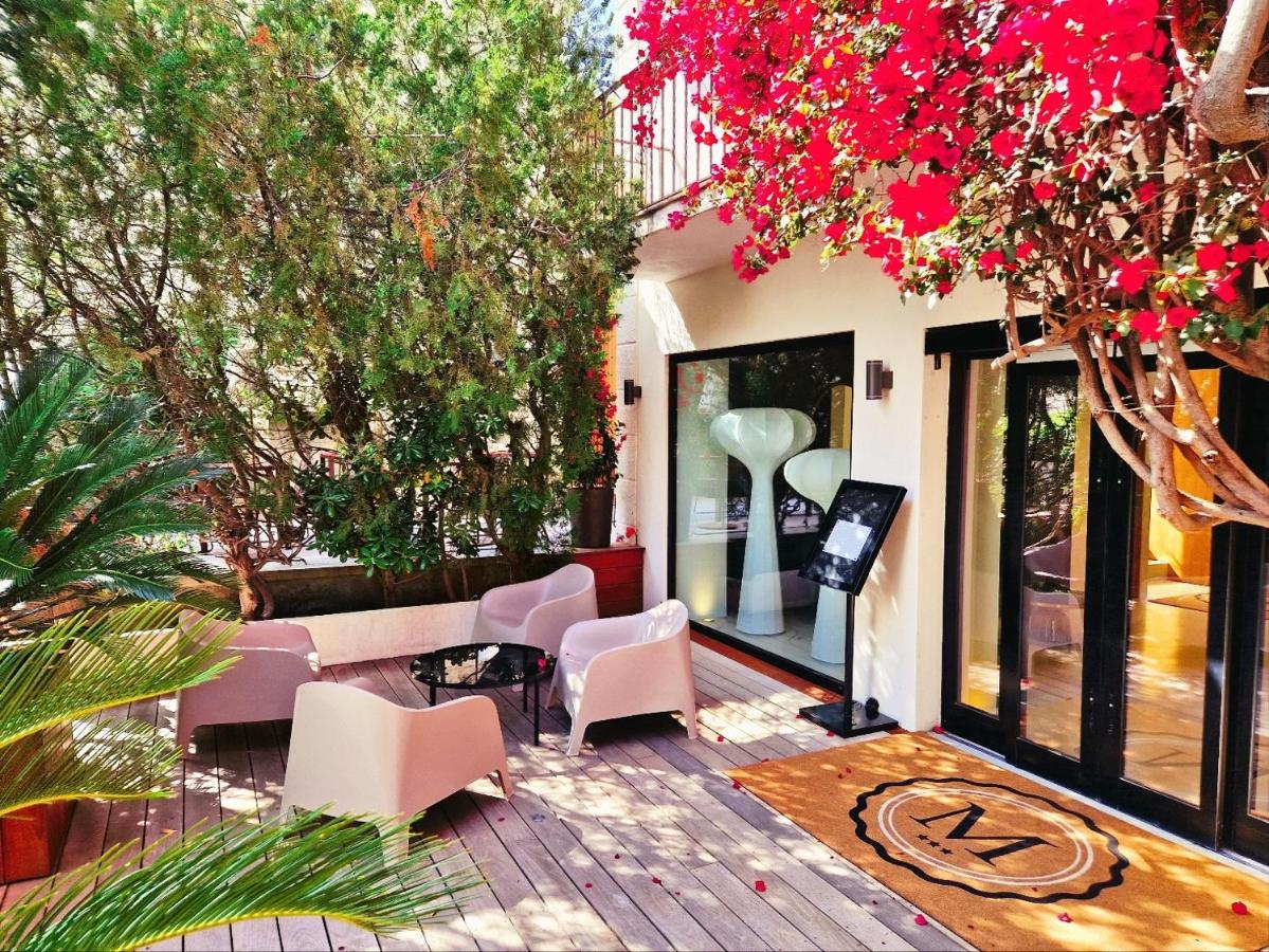 Terrasse aménagée avec plantes et sièges élégants.