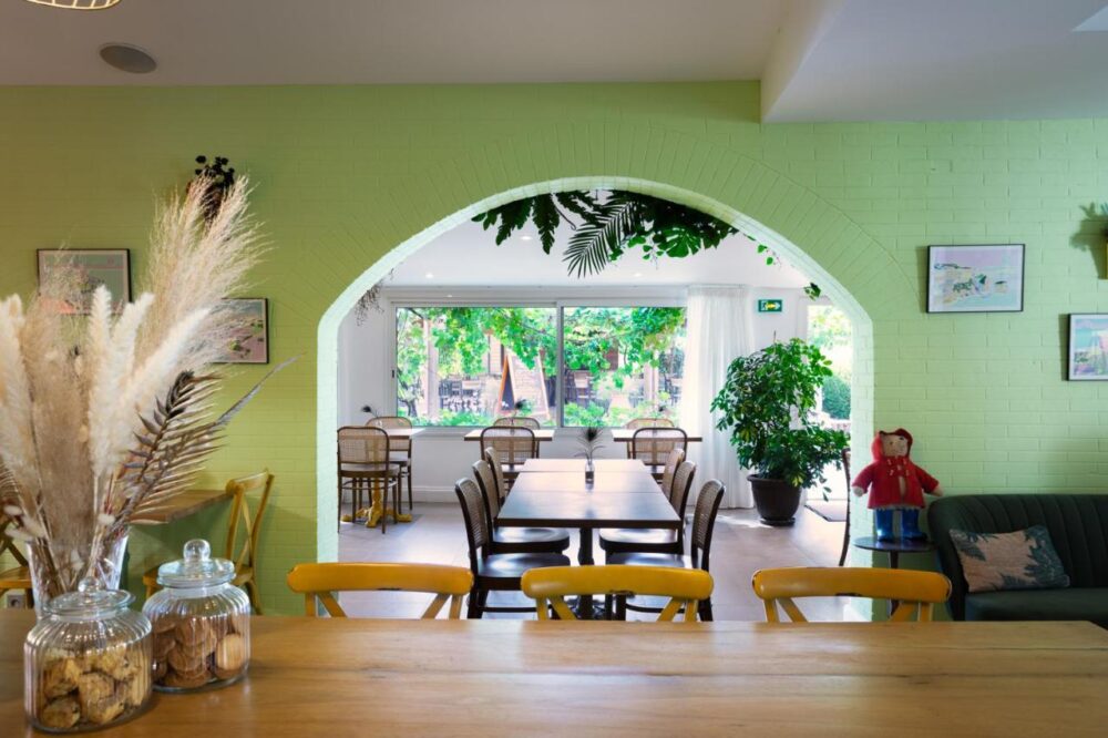 Salle à manger colorée avec décor naturel.