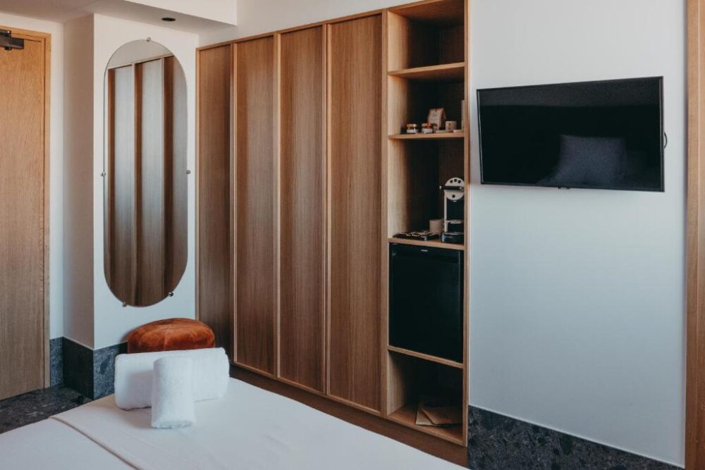 Chambre d'hôtel moderne avec télé et miroir
