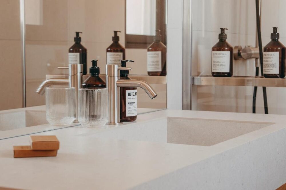 Lavabo moderne avec produits de soin