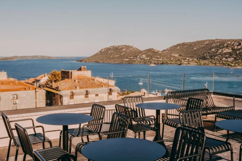 Terrasse avec vue sur mer et montagnes