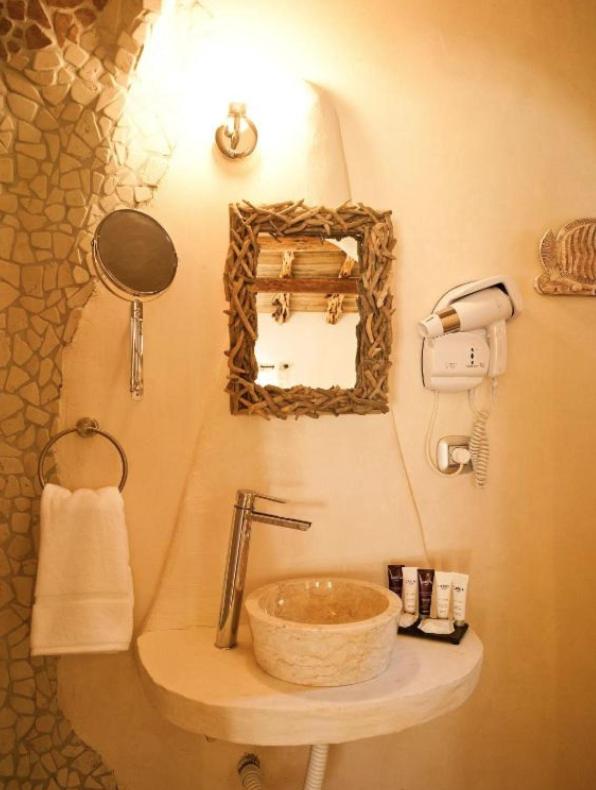 Salle de bain avec lavabo et sèche-cheveux.