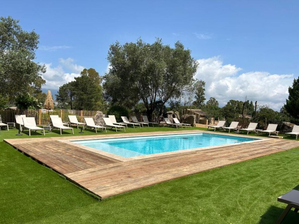 Piscine extérieure entourée de chaises longues.