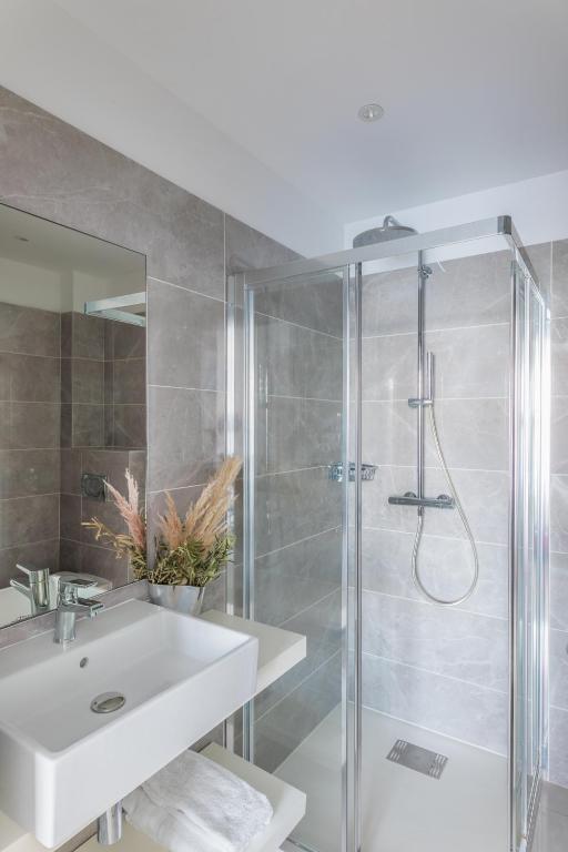 Salle de bain moderne avec douche et lavabo
