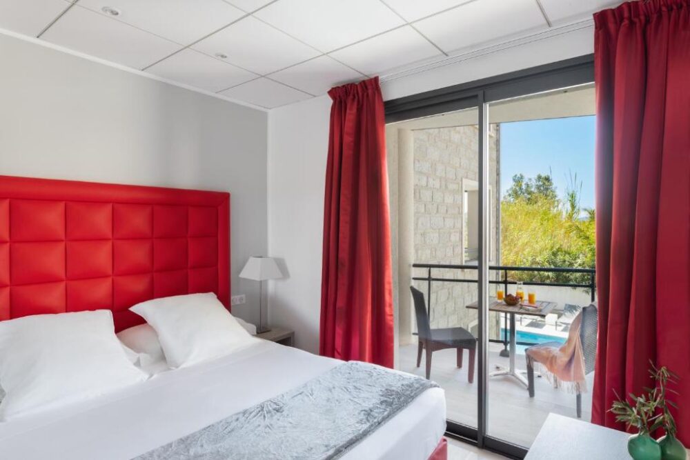 Chambre avec balcon, vue sur jardin.
