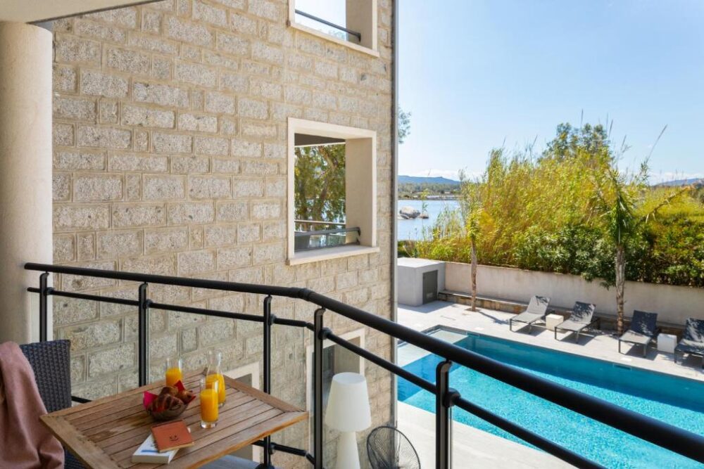 Balcon sur piscine avec vue sur la nature.