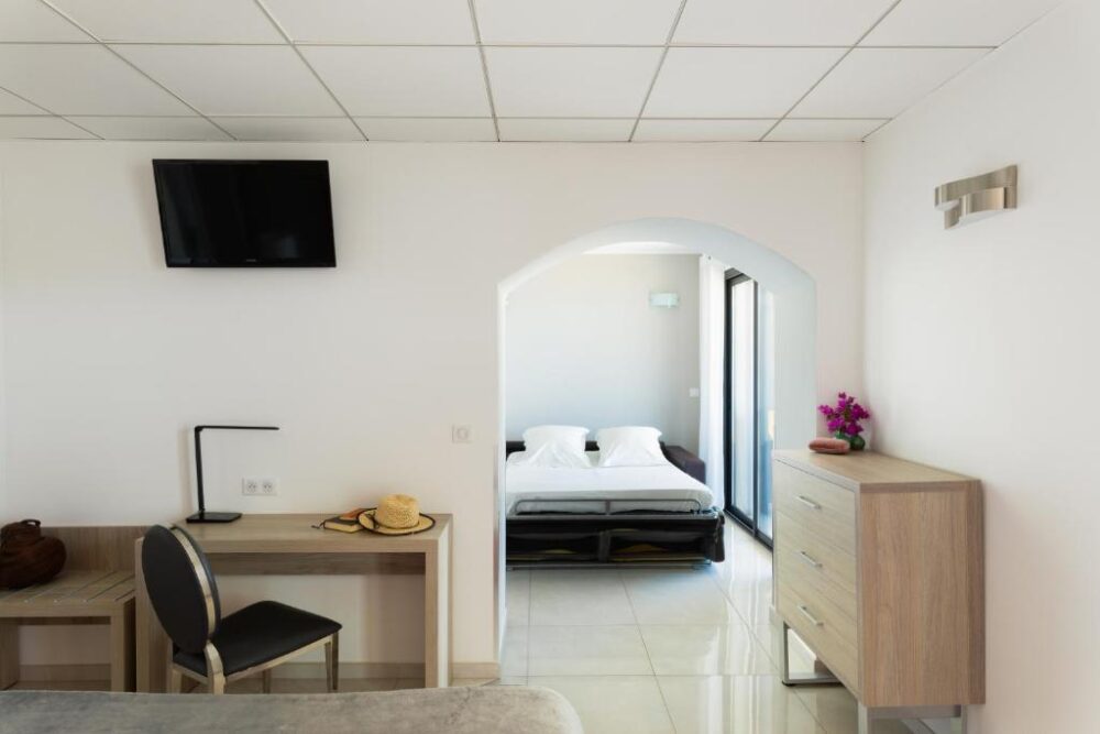 Chambre moderne avec bureau et lit double.