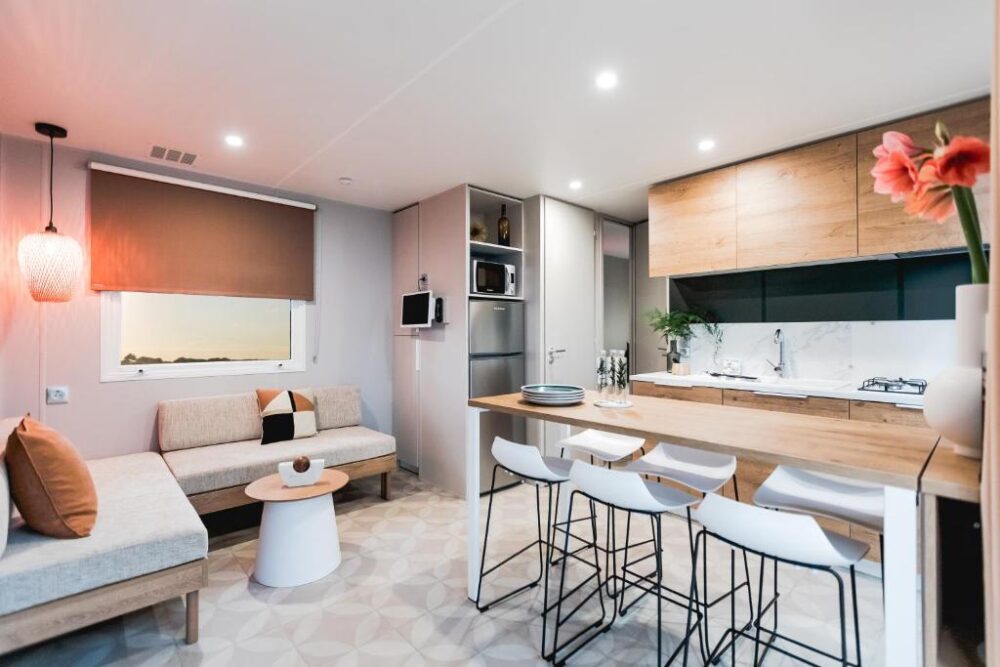 Cuisine moderne ouverte avec salon.