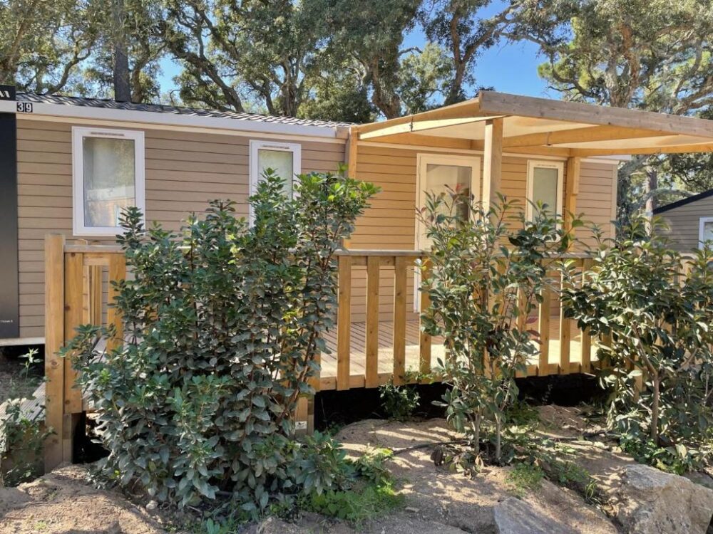 Mobil-home en bois avec terrasse en plein air.