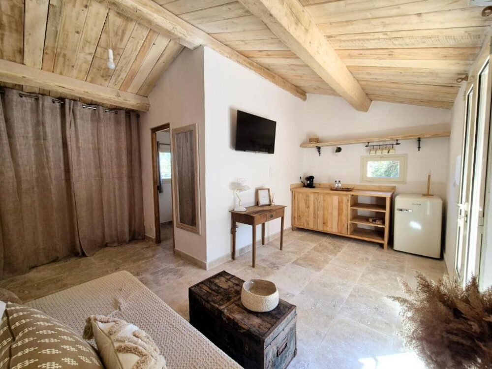 Salon rustique avec poutres en bois apparentes.