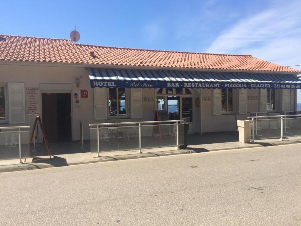 Hôtel avec restaurant et bar, façade bleue et blanche.
