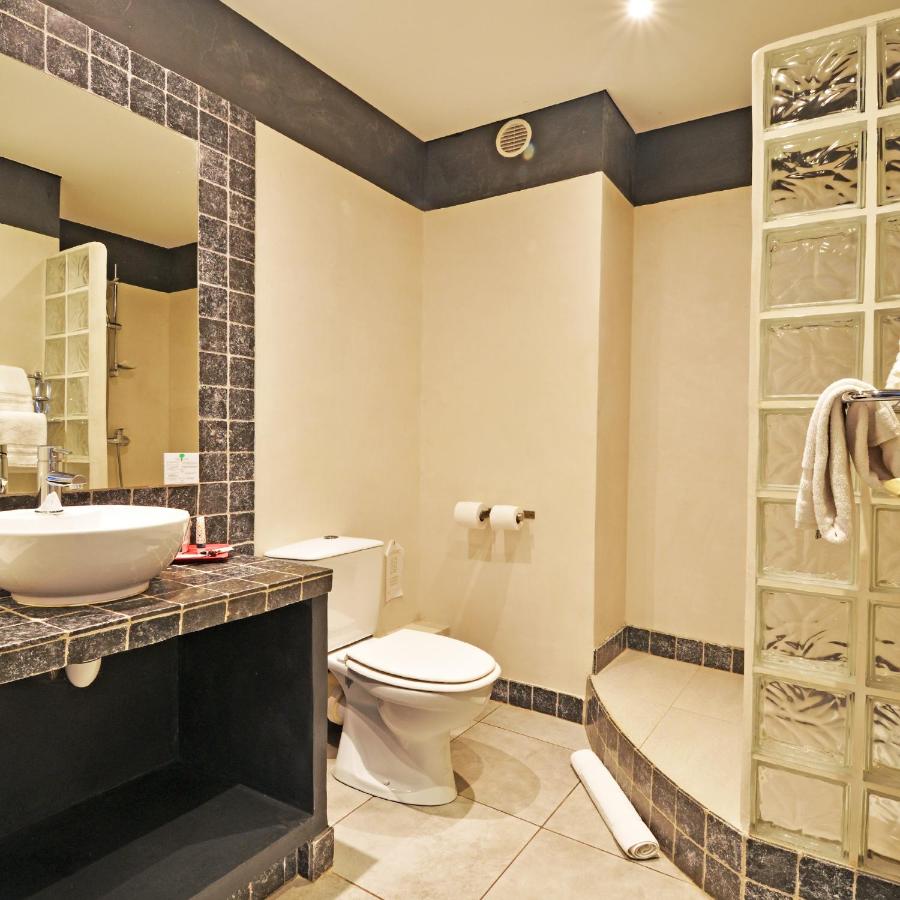 Salle de bain moderne avec douche et lavabo.