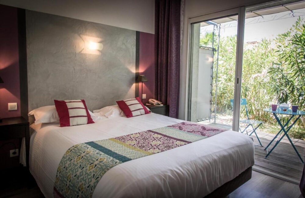 Chambre d'hôtel avec terrasse ensoleillée