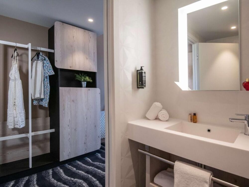 Chambre et salle de bain d'hôtel modernes.