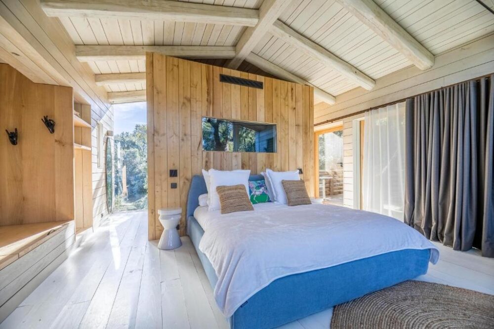 Chambre en bois avec lit double.