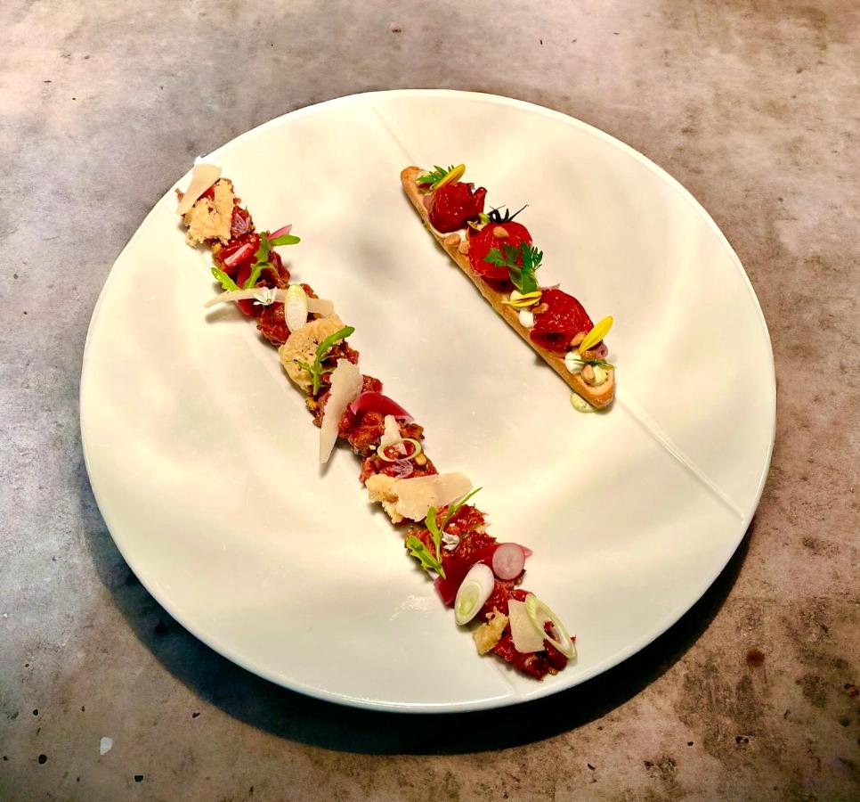 Assiette raffinée avec petites bouchées élégantes.