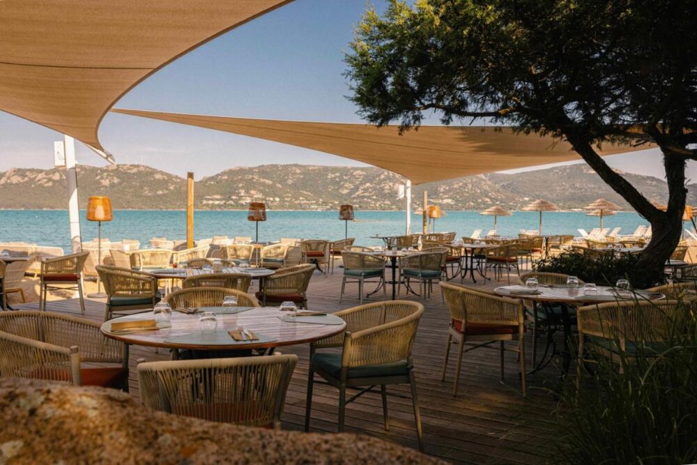 Terrasse de restaurant avec vue sur la mer.