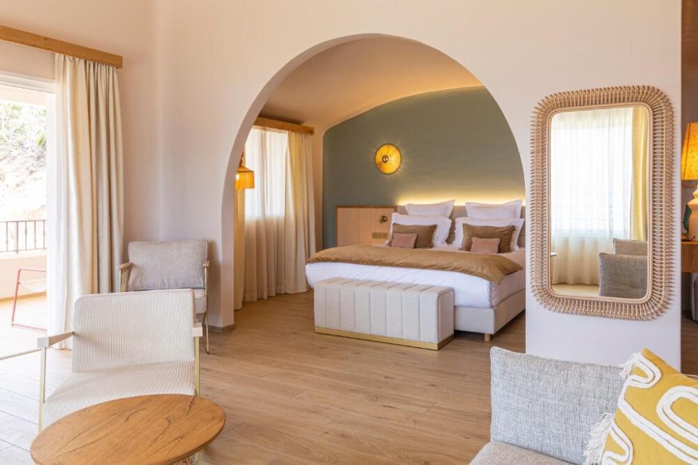 Chambre d'hôtel moderne et lumineuse avec décor chaleureux.
