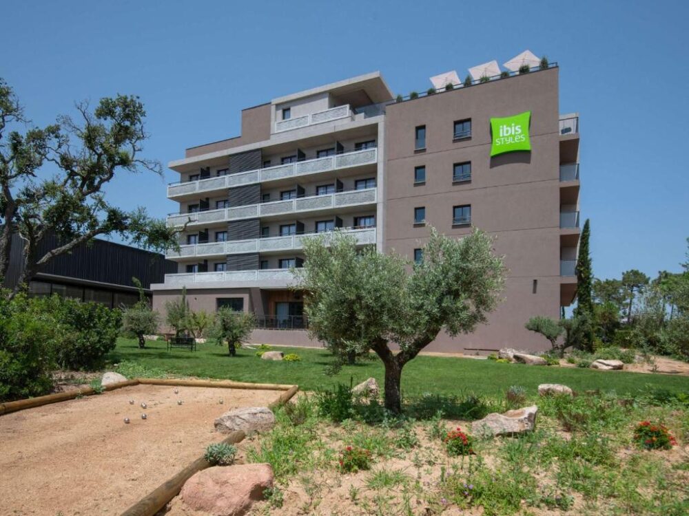 Hôtel moderne avec terrain de pétanque et jardin.