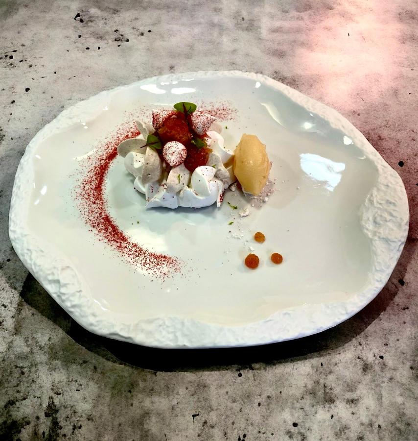 Dessert créatif sur assiette artistique.