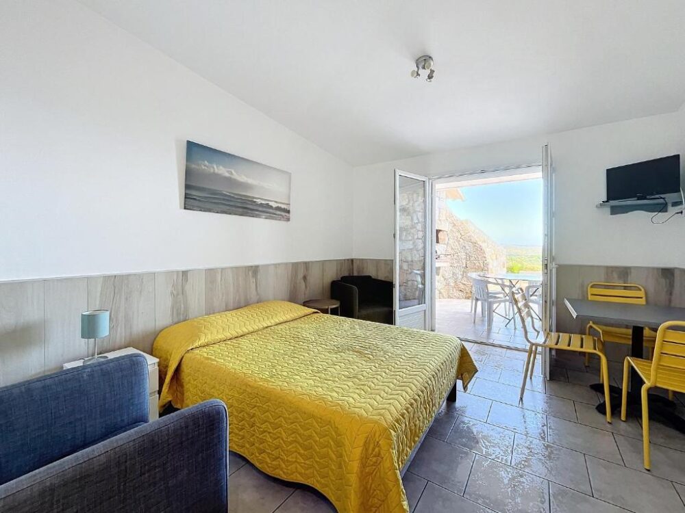 Chambre lumineuse avec lit double et terrasse