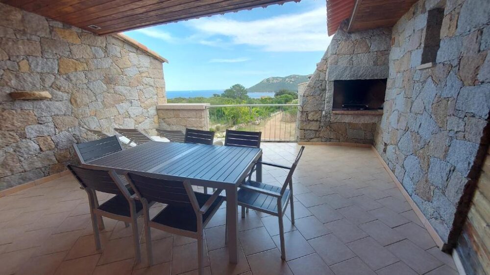 Terrasse avec vue sur mer et montagne.