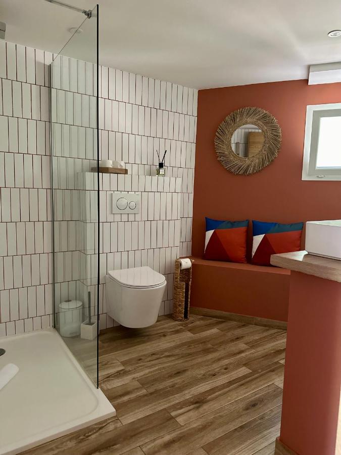 Salle de bain moderne avec douche et décor coloré.