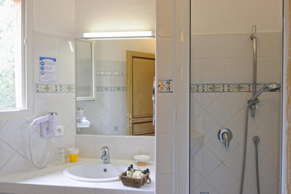 Salle de bain avec douche et lavabo