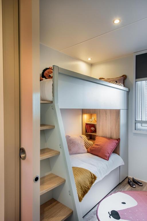Chambre avec lits superposés et décoration colorée.