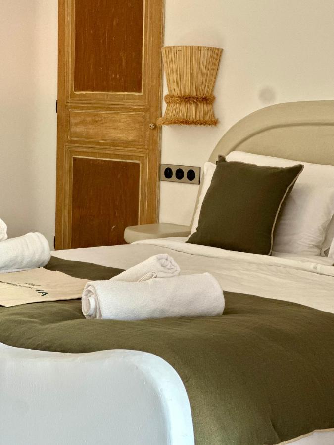 Chambre avec lit et serviettes pliées.