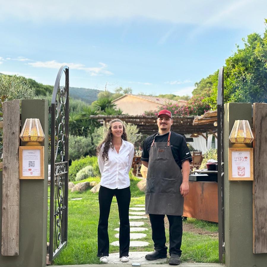 Deux personnes accueillant à l'entrée d'un restaurant.