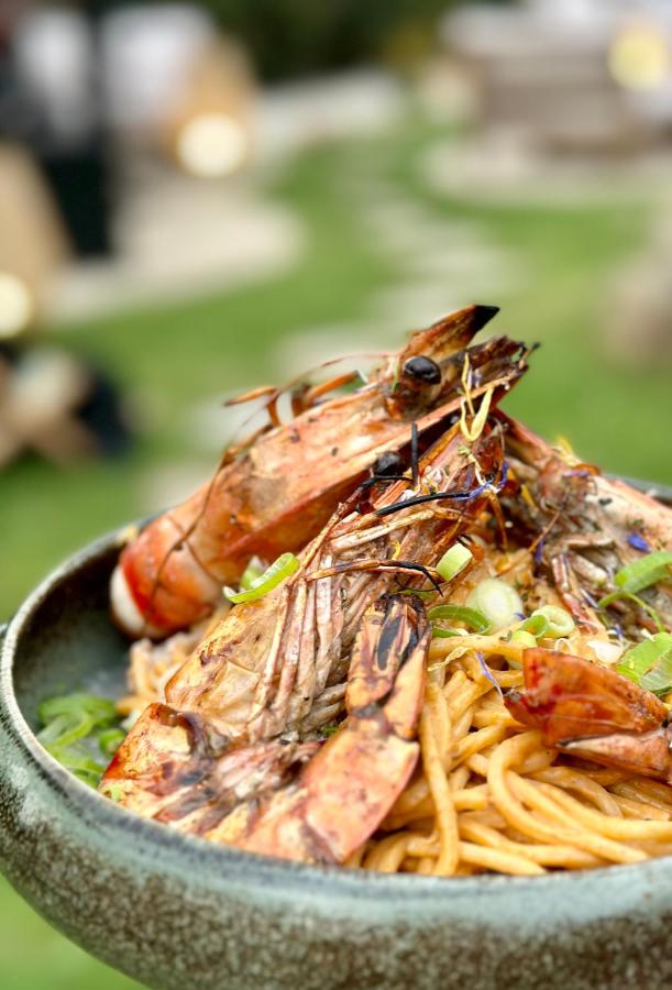 Nouilles sautées aux crevettes dans un bol.