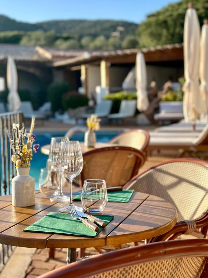 Table dressée près d'une piscine ensoleillée.