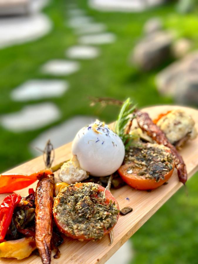 Plateau de légumes grillés au fromage.