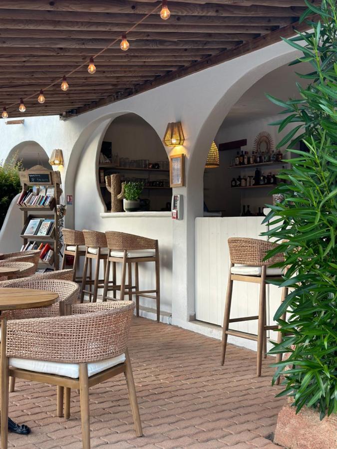 Terrasse de café avec chaises et comptoir.
