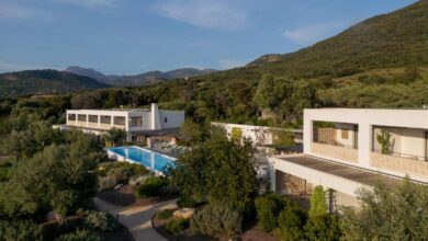 Grande maison avec piscine et vue montagne.