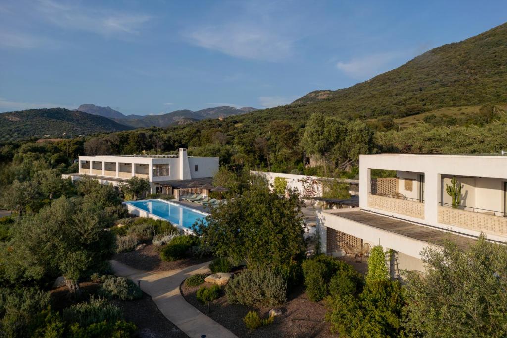 Grande maison avec piscine et vue montagne.