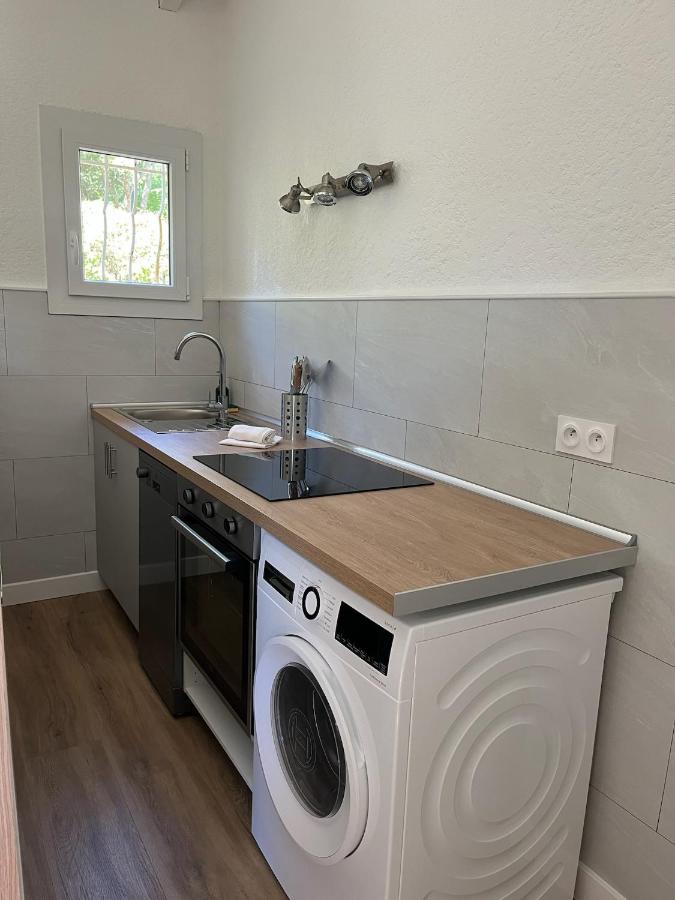 Petite cuisine moderne avec électroménager.